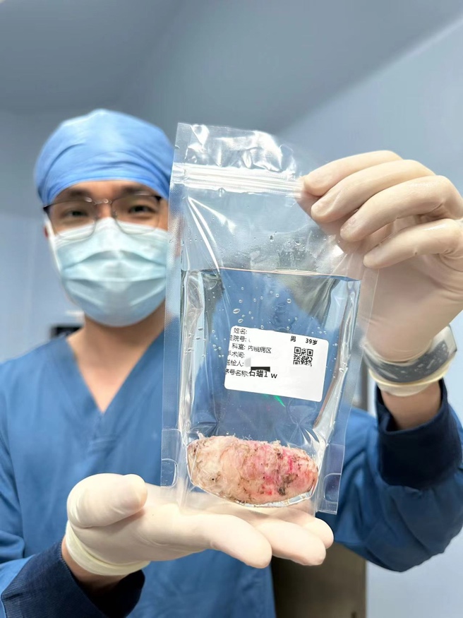 圖片包含 人, 女人, 食物, 男人

描述已自動生成
