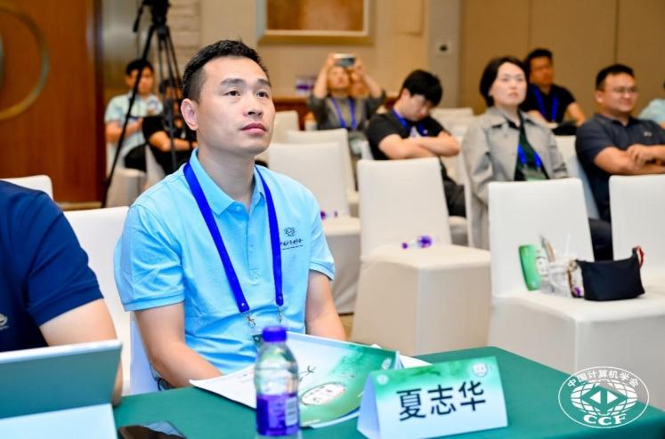 幾個(gè)人在桌子前

AI 生成的內(nèi)容可能不正確。