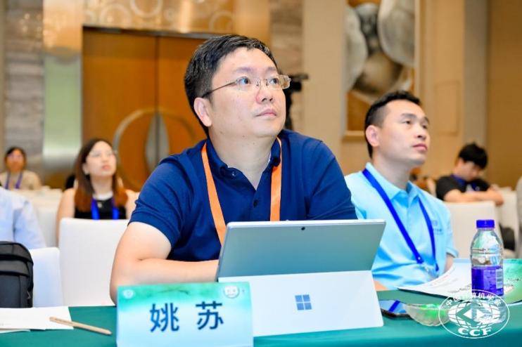 人拿著筆記本電腦的桌子前

AI 生成的內(nèi)容可能不正確。