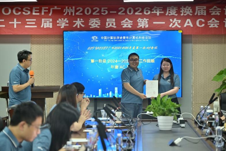 一群人在餐廳的桌子前

AI 生成的內容可能不正確。
